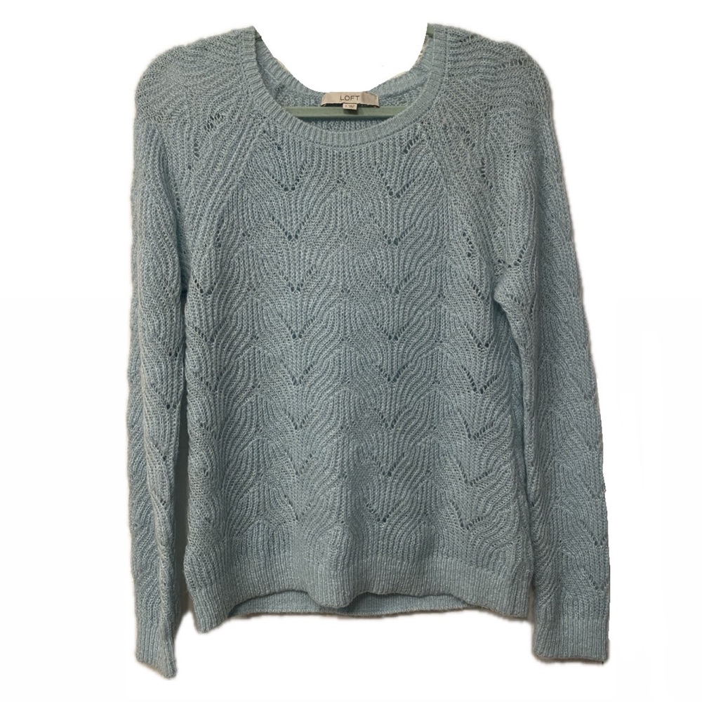 Ann Taylor LOFT. light blue lightweight knit sweater size medium 🩵